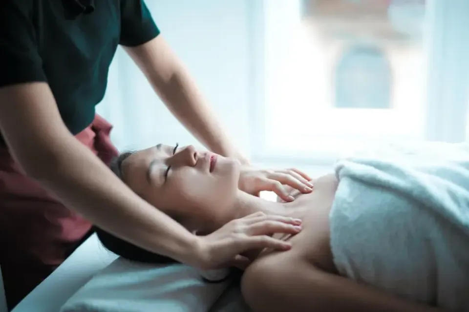 Massage bien-être : définition, rôle du masseur, bienfaits & techniques de massage